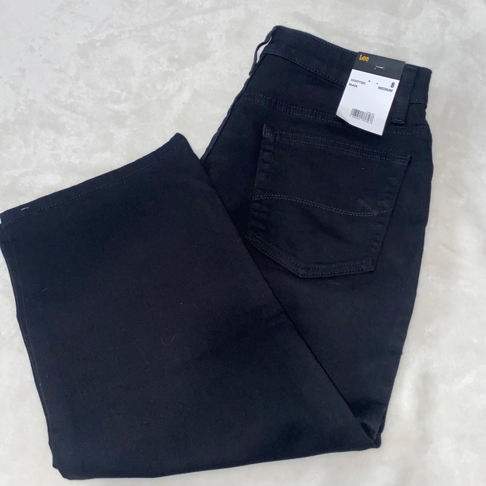 Size 8 Lee Women's Relaxed Fit Capri Jean, Black‎
